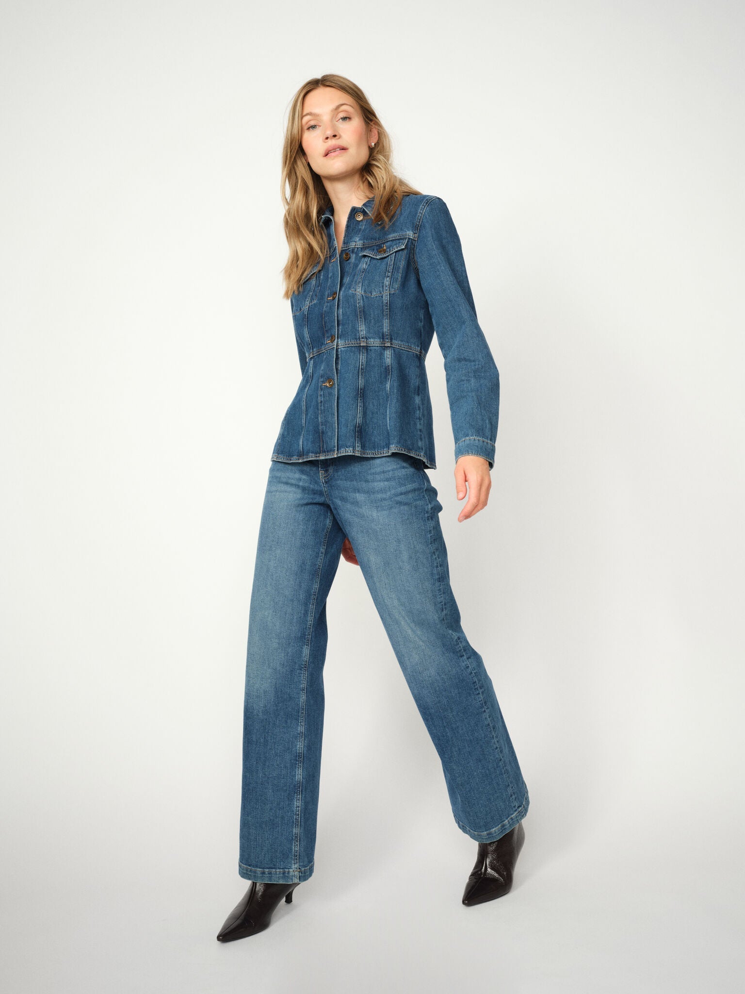 Modelshot / Mid Blue / Detail